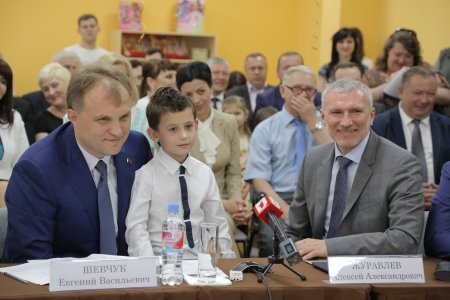 Руководство АНО «Евразийская интеграция» доложило Дмитрию Рогозину о сдаче трёх детских садов в прямом эфире