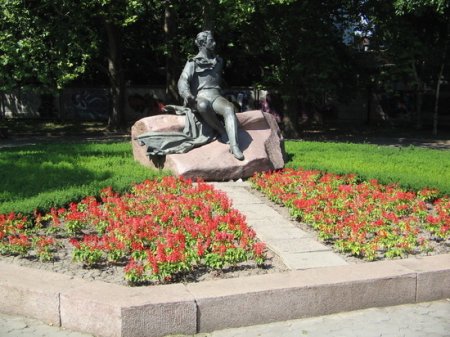 В Николаеве демонтировали памятник Пушкину