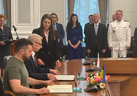 Зеленский в Болгарии подписал декларацию о членстве Украины в НАТО