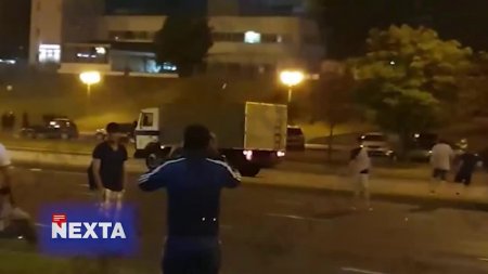 В Сети опубликовали момент наезда автозака на протестующего в Минске В Сети опубликовали момент наезда автозака на протестующего в Минске