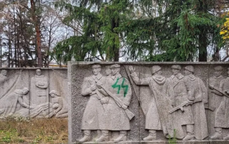 В Молдове вандалы нанесли свастику на памятники мемориала советским воинам