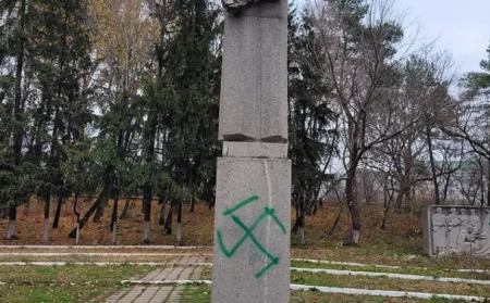 В Молдове вандалы нанесли свастику на памятники мемориала советским воинам