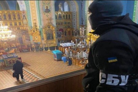 Украинская полиция проводит проверку документов у входа в Киево-Печерскую лавру