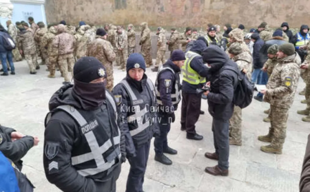 Украинская полиция проводит проверку документов у входа в Киево-Печерскую лавру